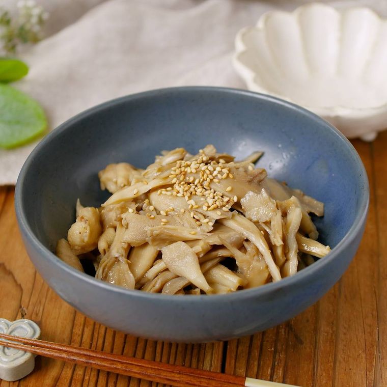 グレーの小鉢に盛り付けたまいたけの和え物