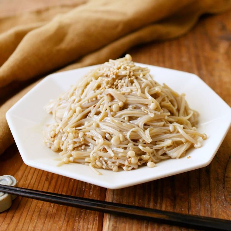 白い皿に盛り付けたえのきのうま塩和え