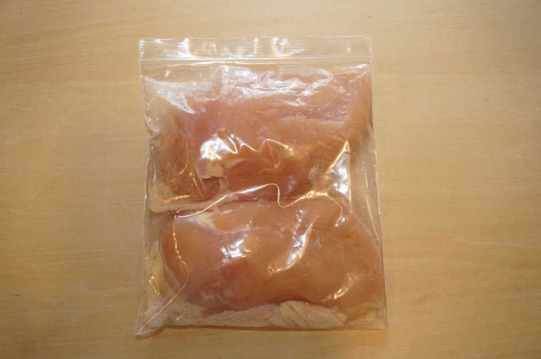 劇的ビフォーアフター!鶏胸肉をしっとり柔らかくするにはコレが一番◎の画像