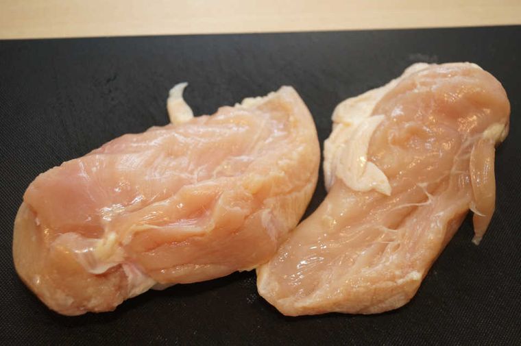 劇的ビフォーアフター!鶏胸肉をしっとり柔らかくするにはコレが一番◎の画像