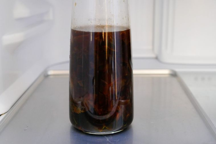 ポン酢が入っている保存容器を冷蔵庫内で保存する様子