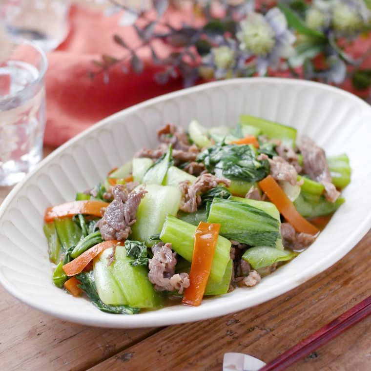 牛こま肉とチンゲン菜のオイスターソース炒めが盛られている白い皿