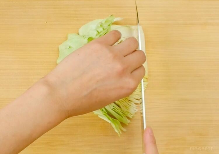 食感は変えられる!「キャベツの千切り」の方法 - macaroni