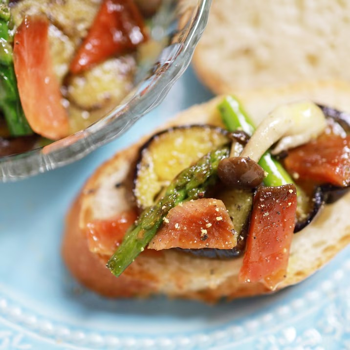 切ったフランスパンにのせた鮭とばとなすのオイル煮