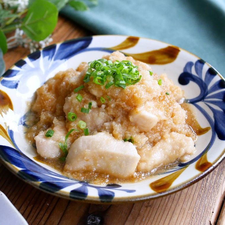 絵柄のある皿に盛られた鶏むね肉のみぞれ煮