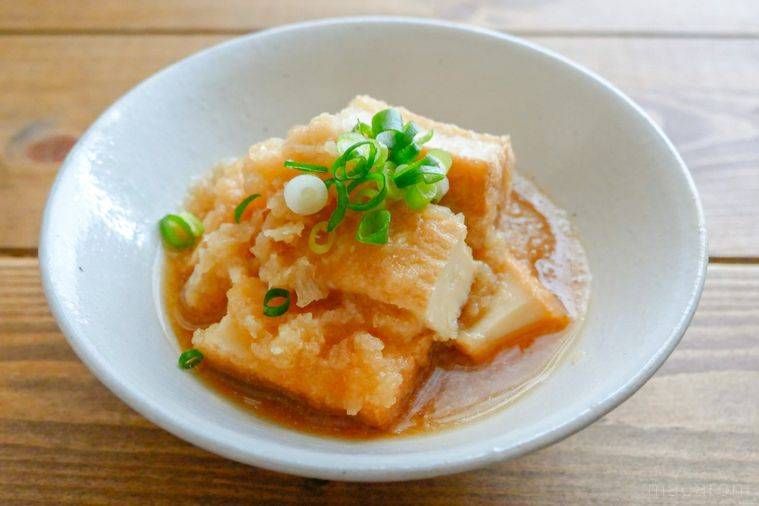 白色の器に盛られた厚揚げと大根のみぞれ煮