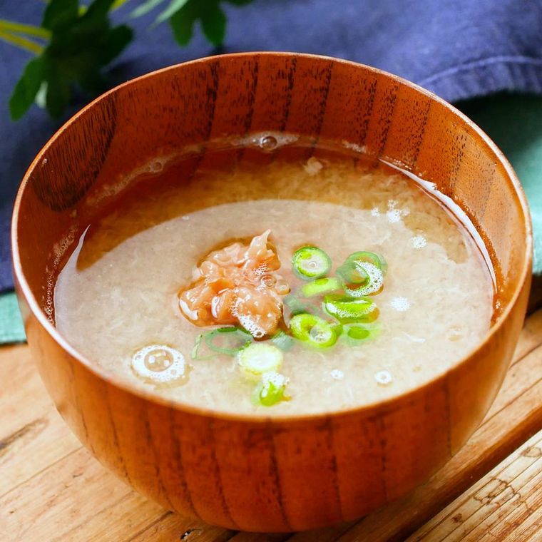 茶色の椀に盛られた梅の大根おろしスープ