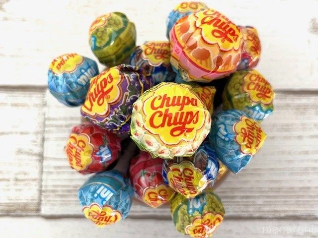 テーブルの上にカラフルなチュッパチャプスがたくさん配置されている