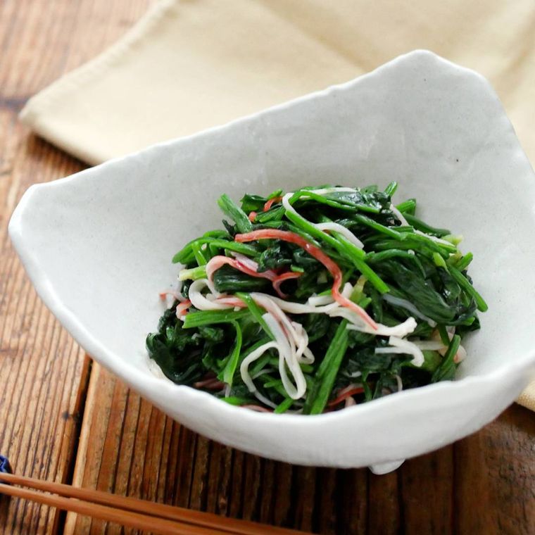 白い小皿に盛り付けられたほうれん草とカニかまナムル