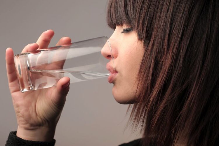 水を飲む女性