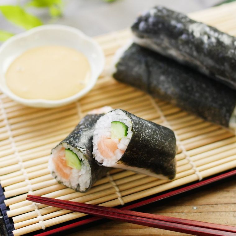 巻きすの上に盛りつけられた海苔巻き風生春巻きとつけだれ