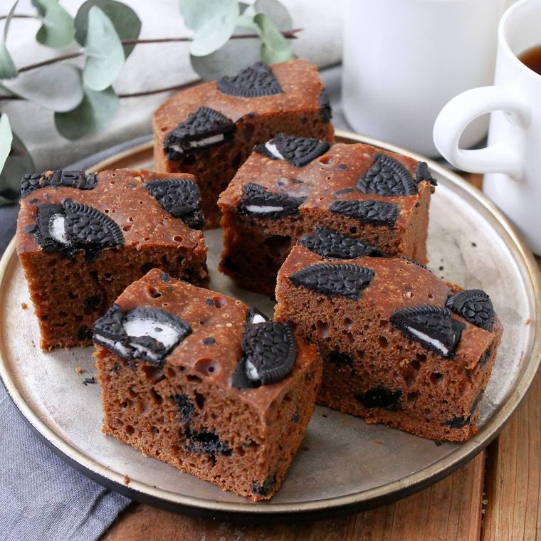 茶色の縁取りの丸皿に盛られた炊飯器で作るオレオケーキ