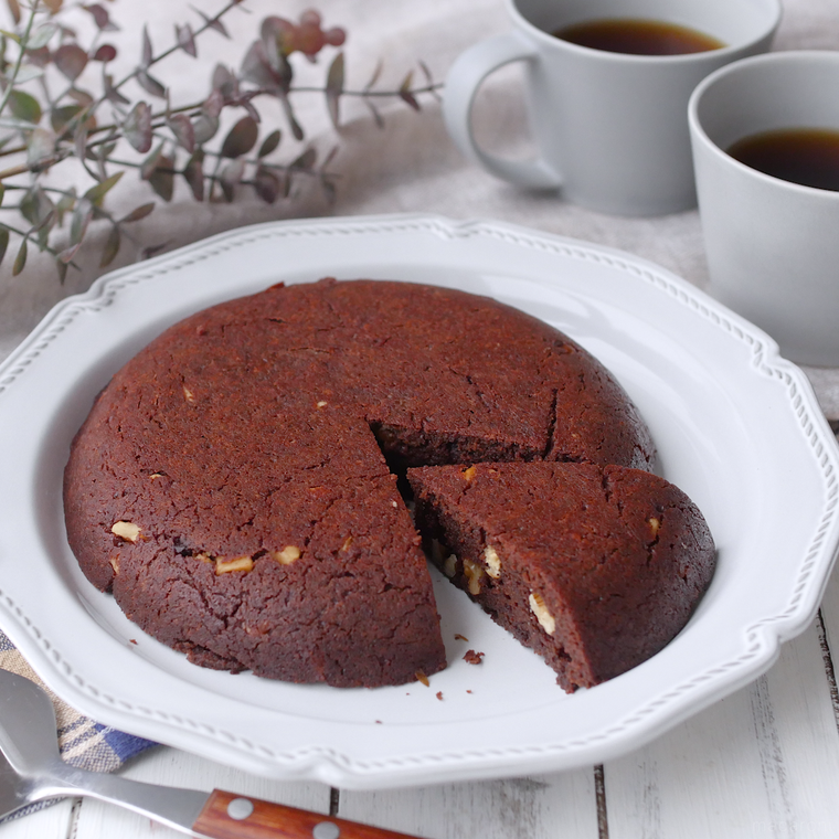 白色の丸皿に盛られた炊飯器で作るブラウニー