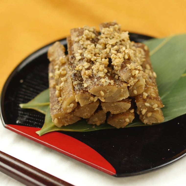 皿に盛られた三杯酢のたたきごぼう