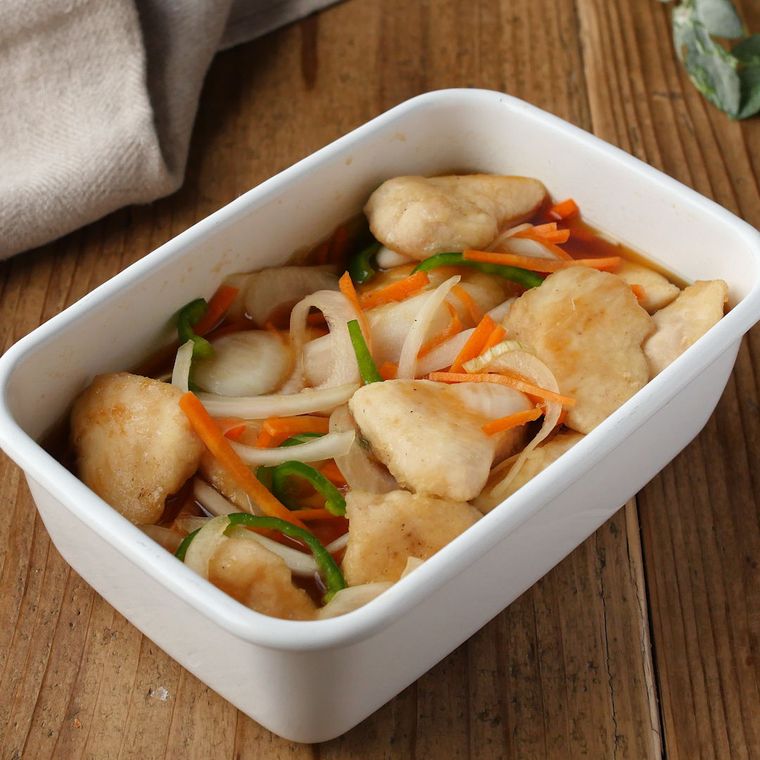 保存容器に入った鶏むね肉と野菜の焼きマリネ