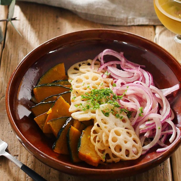 皿に盛られたカラフル野菜の三杯酢びたし