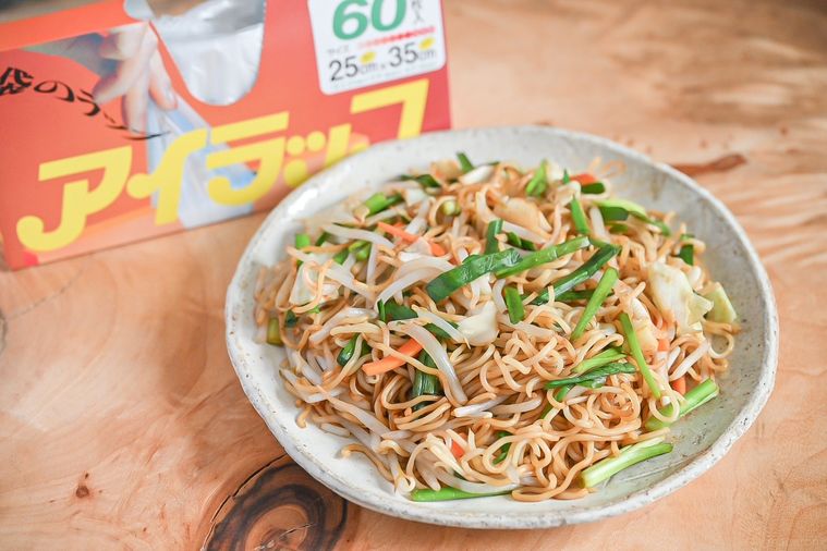 アイラップと皿に盛られた焼きそば