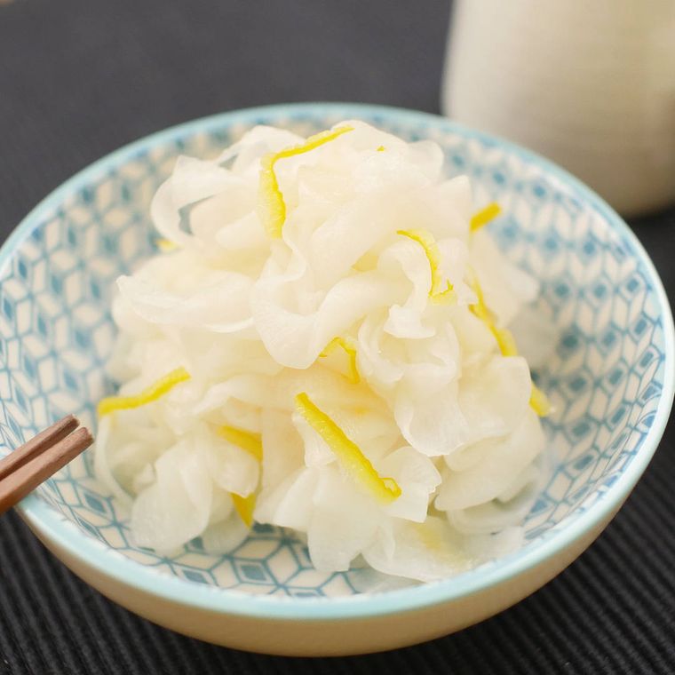 柄入りの皿に盛られた、大根のさっぱり漬け