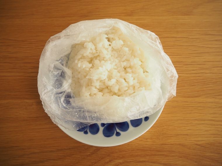 お皿の上に、ポリ袋に入った炊き立てのご飯が乗っている。