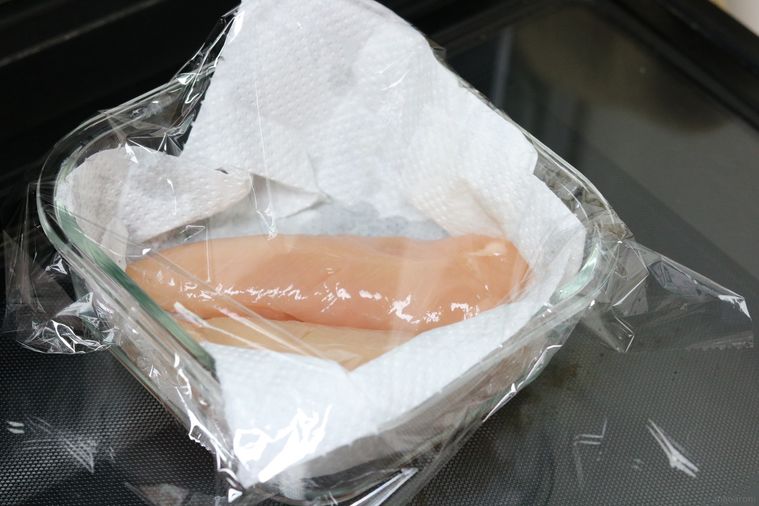 ささみが入ったガラスの器にラップをかけている様子