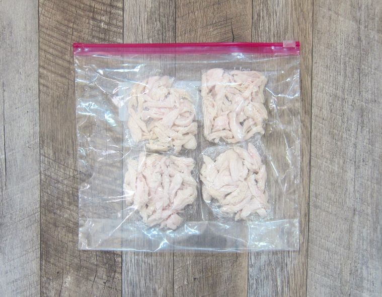 小分けにしたささみを密閉袋に入れたところ