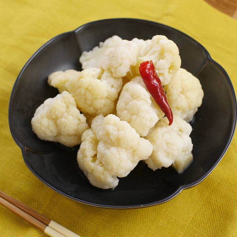 黒いお皿に盛られたカリフラワーのピクルス