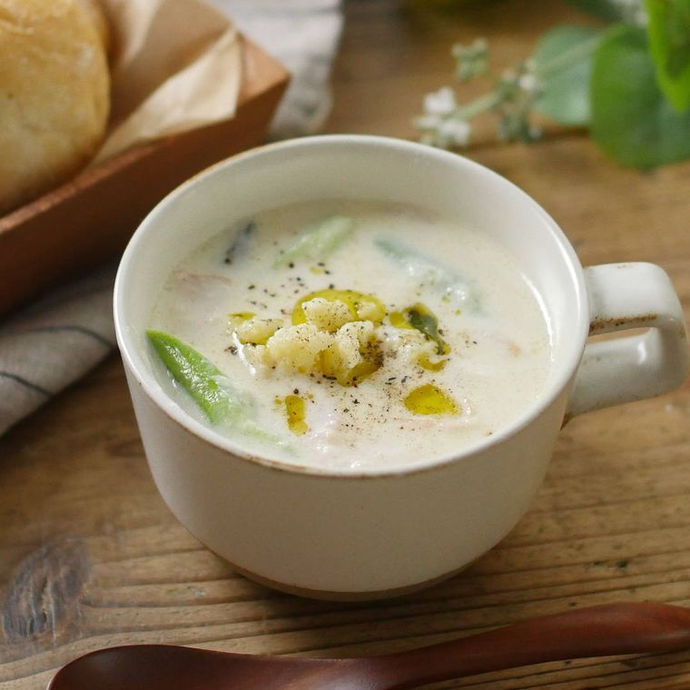 白いスープカップに注がれているカリフラワーのチーズポタージュ