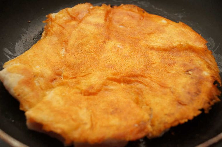 揚げずに抜群のジャンク感!『カリカリチキン』は、チーズ衣がたまらないスナック♩の画像