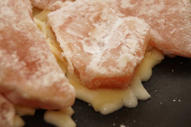 揚げずに抜群のジャンク感!『カリカリチキン』は、チーズ衣がたまらないスナック♩の画像