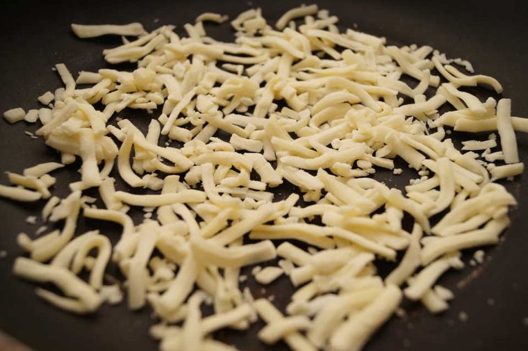 揚げずに抜群のジャンク感!『カリカリチキン』は、チーズ衣がたまらないスナック♩の画像