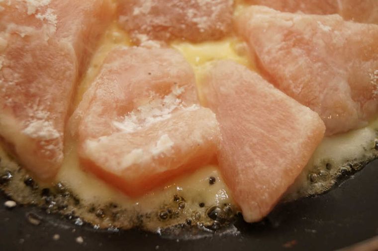揚げずに抜群のジャンク感!『カリカリチキン』は、チーズ衣がたまらないスナック♩の画像