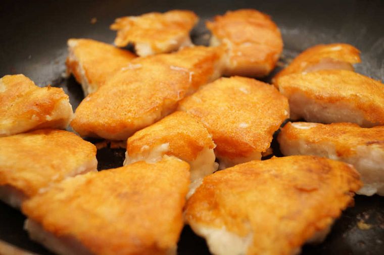 揚げずに抜群のジャンク感!『カリカリチキン』は、チーズ衣がたまらないスナック♩の画像