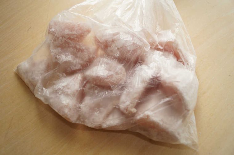 揚げずに抜群のジャンク感!『カリカリチキン』は、チーズ衣がたまらないスナック♩の画像