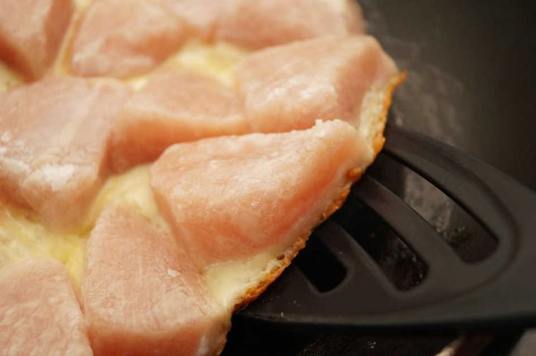 揚げずに抜群のジャンク感!『カリカリチキン』は、チーズ衣がたまらないスナック♩の画像