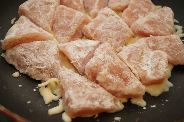 揚げずに抜群のジャンク感!『カリカリチキン』は、チーズ衣がたまらないスナック♩の画像