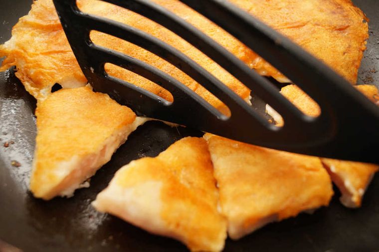 揚げずに抜群のジャンク感!『カリカリチキン』は、チーズ衣がたまらないスナック♩の画像