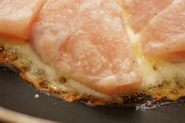 揚げずに抜群のジャンク感!『カリカリチキン』は、チーズ衣がたまらないスナック♩の画像