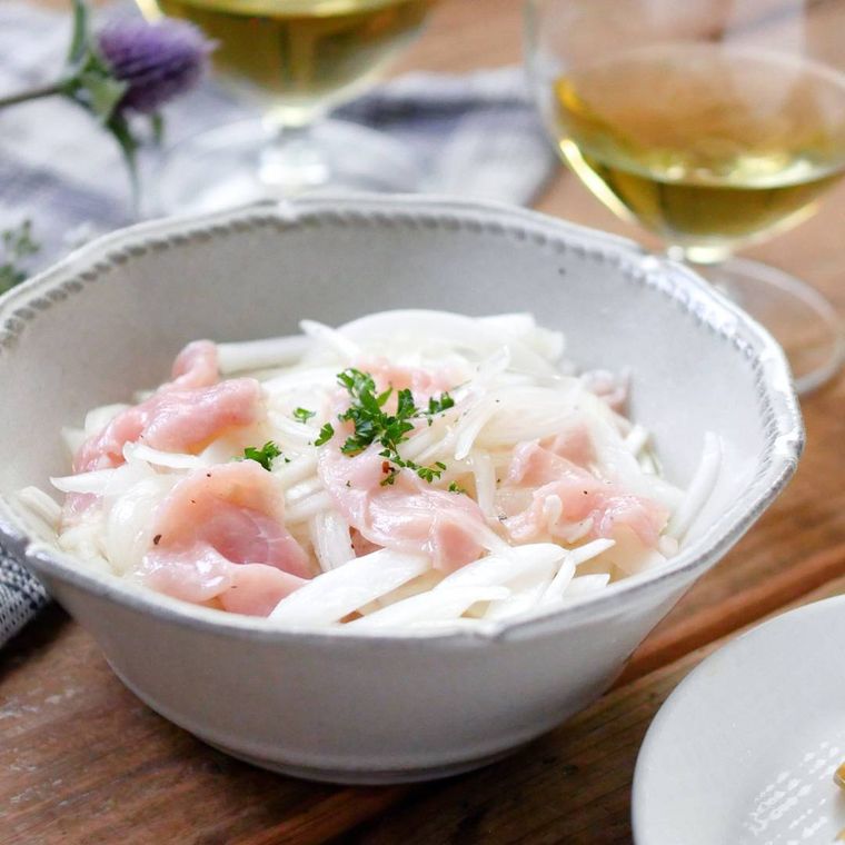 白い器に盛られた新たまねぎと生ハムのマリネ
