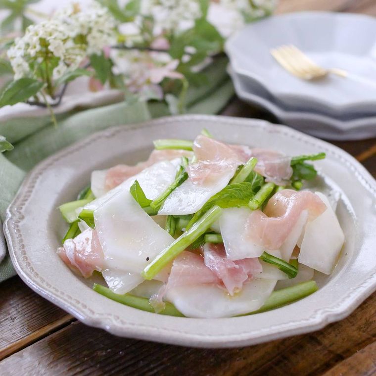 灰色の皿にのった、生ハムサラダ