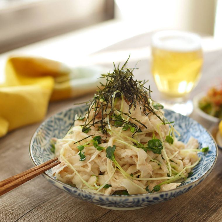 丸い和食器に盛り付けたかいわれ大根とひらひら大根のツナサラダ