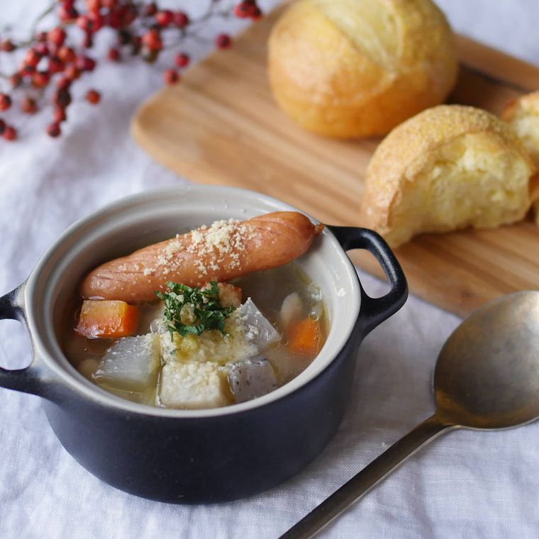 黒いスープカップに盛り付けられたセロリとこんにゃくのスープ