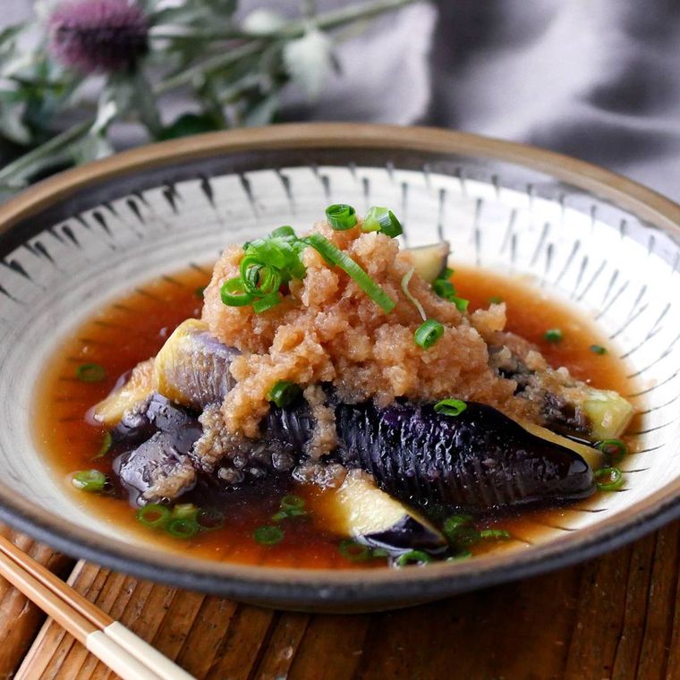 白地に茶色い縁取りの皿に盛られたなすのみぞれ煮