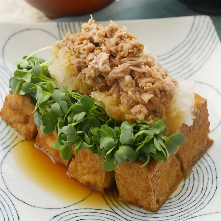 角皿に盛りつけかいわれ大根とおろし、ツナがトッピングされた厚揚げ