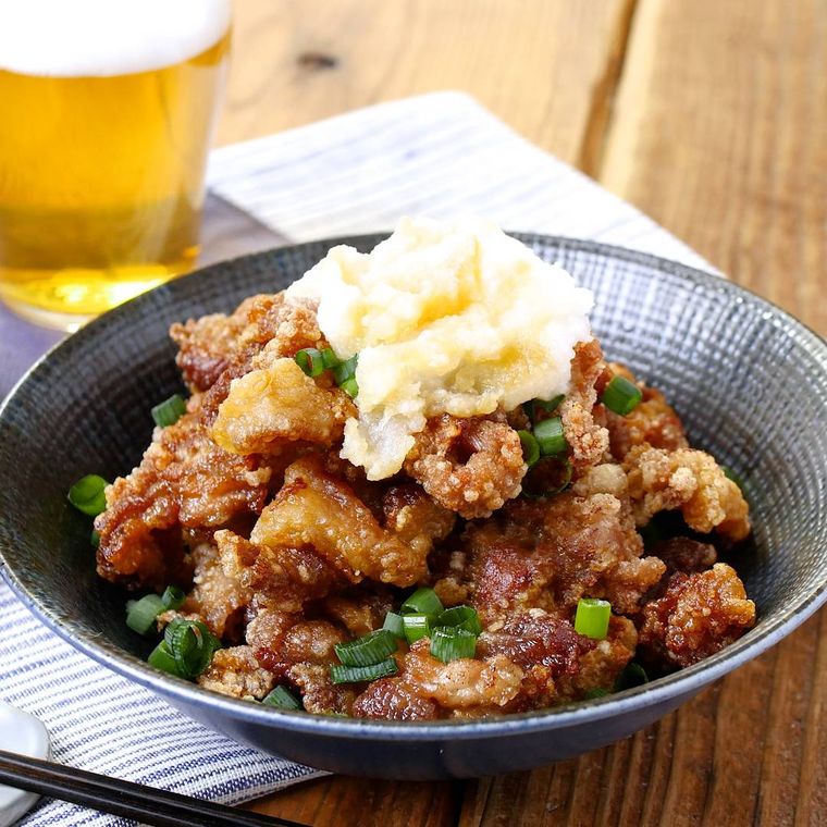 網目模様の灰色小鉢に盛りつけられた豚肉唐揚げのおろしポン酢和え