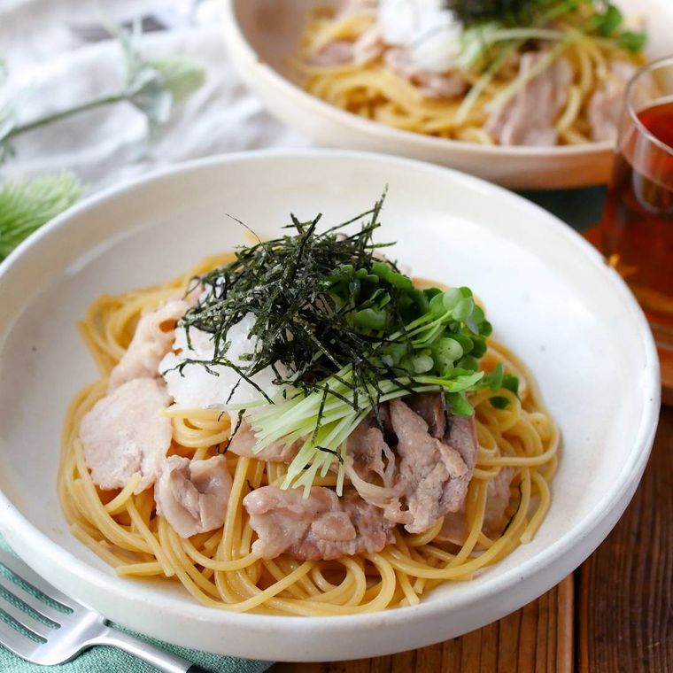 白い深皿に盛りつけられた豚肉入りポン酢パスタの大根おろし和え