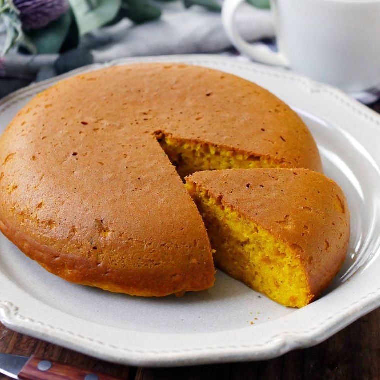 白い皿にのせられたかぼちゃとシナモンのケーキ