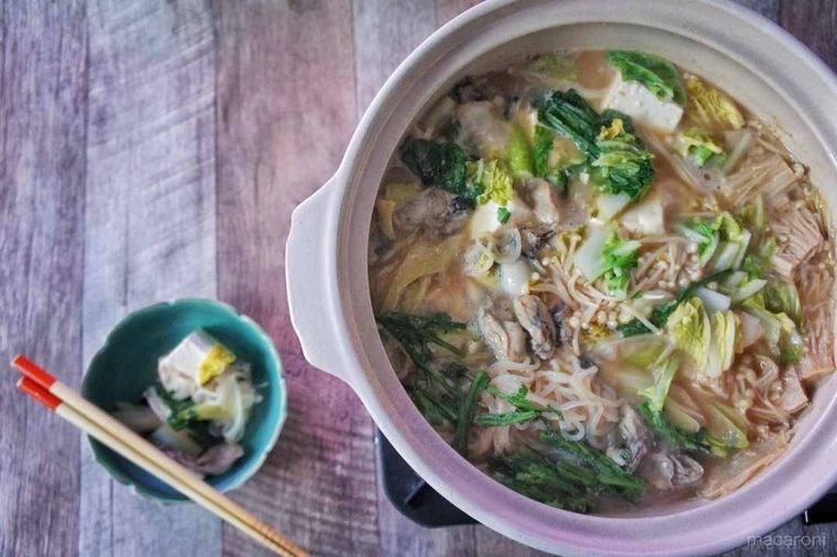 白い鍋に入った牡蠣の痛風鍋