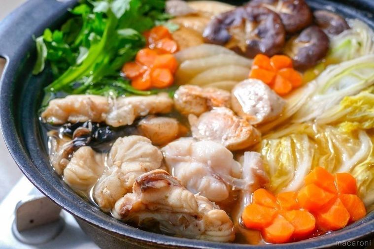 黒い鍋に入ったあんこうの痛風鍋