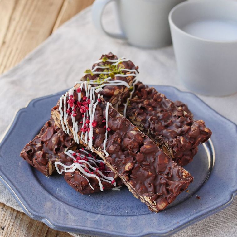 青い皿に盛られた、福豆チョコバー