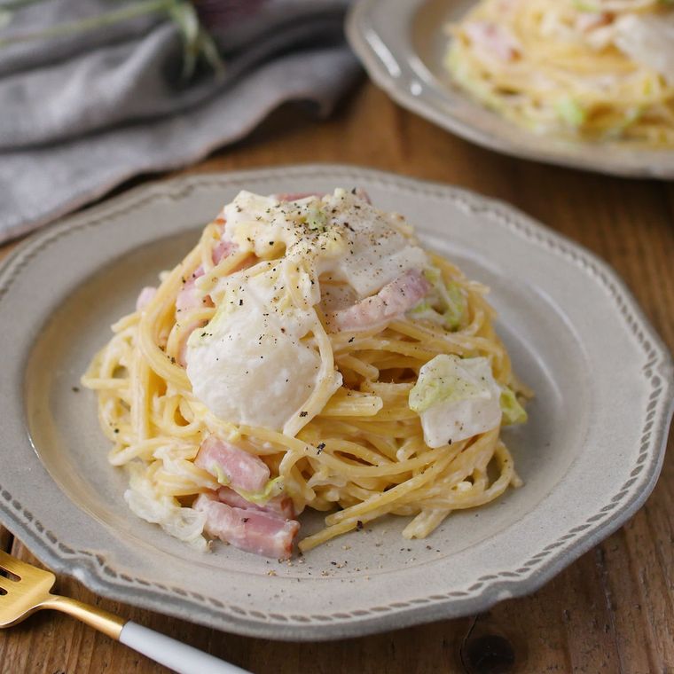 グレーの皿に入っている白菜とベーコンのクリームパスタ